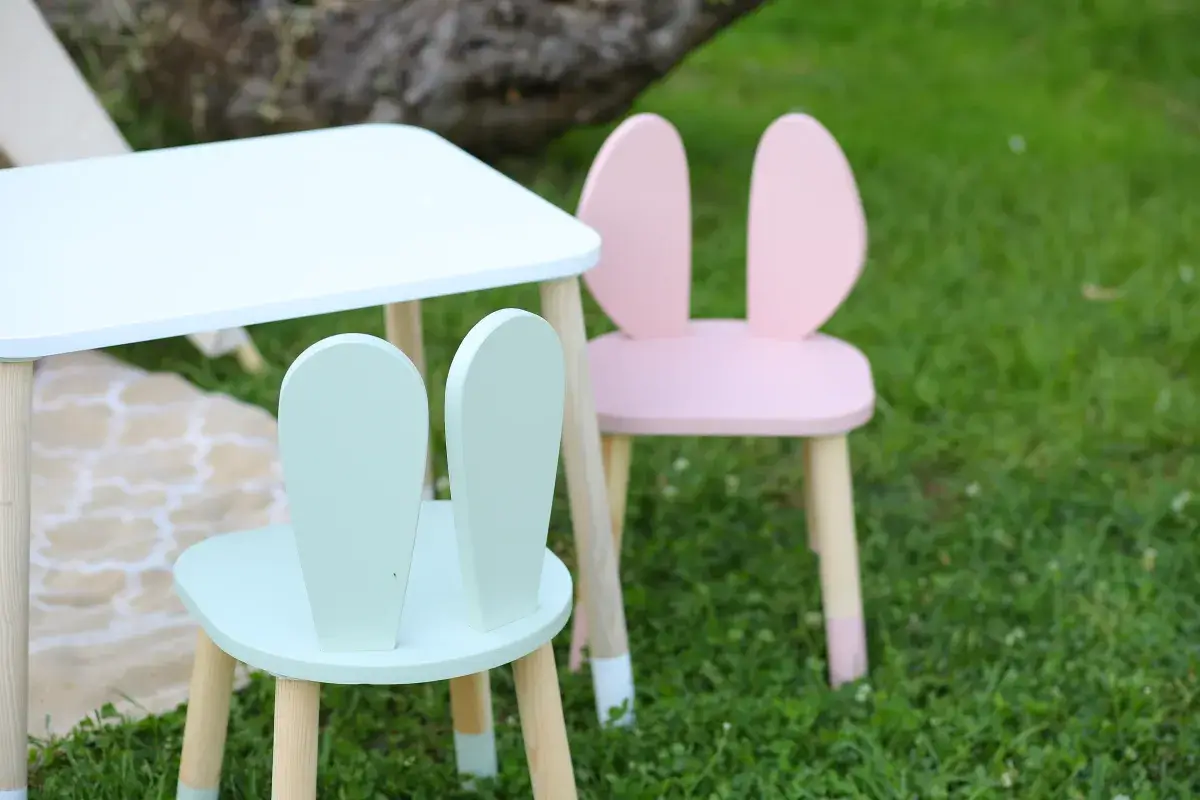 Figürlü masa sandalye setlerinin gelişimsel katkısı, çocukların motor, sosyal ve bilişsel becerilerini destekler. Ergonomi ve renkli tasarım ile öğrenme daha eğlenceli olur.