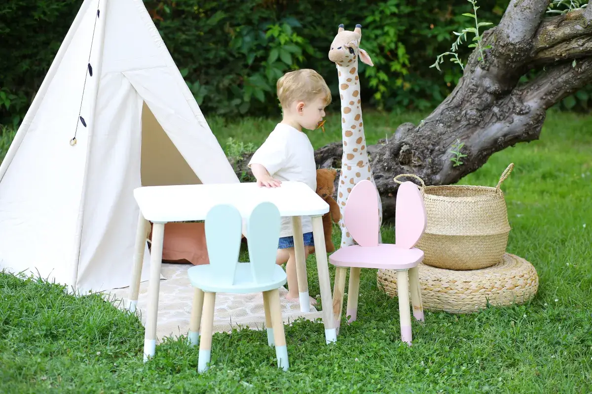 Çocuk masa sandalye takımı, miniklerin rahatça oturabileceği, eğlenceli ve ergonomik tasarımlar sunmaktadır.