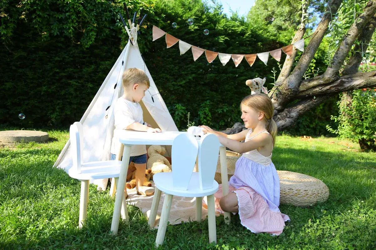 Çocuklar İçin Ergonomik Masa ve Sandalye Seçimi Nasıl Olmalıdır? sorusu, sağlıklı gelişim süreçleri nedeniyle büyük önem taşır