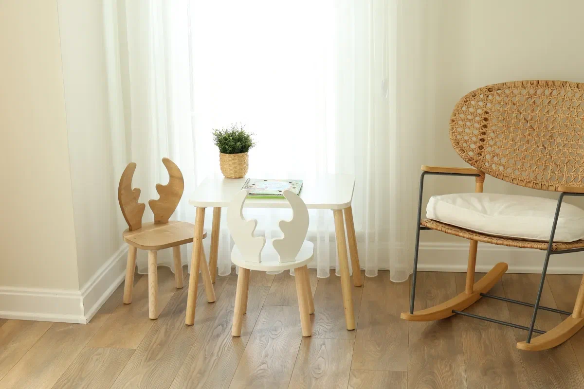 Montessori yaklaşımına uygun oyun ve çalışma alanları nasıl oluşturulur? Çocukların özgürce keşfedebileceği bir ortam sunar.