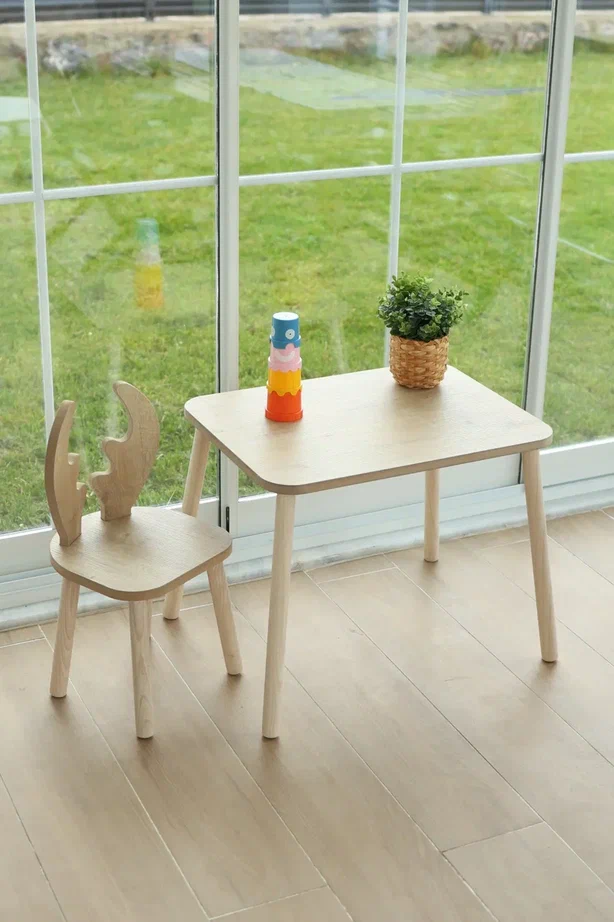 Ahşap masa sandalye setiyle çocuklara erken yaşta doğa sevgisi aşılayın. Doğal malzemelerle çevre bilincini destekleyen tasarımlar keşfedin.
